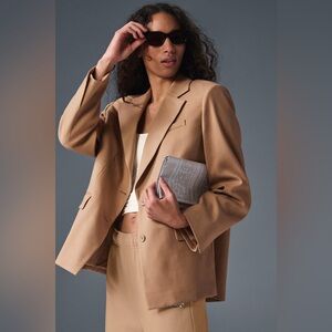 🤎Alo Yoga first class blazer. Size xs. New without tags. Color: toasted almond.
